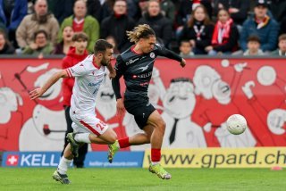 Kreshnik Hajrizi (FC Sion) à la lutte avec Nishan Burkart (FC Winterthour) lors du denier match de la saison